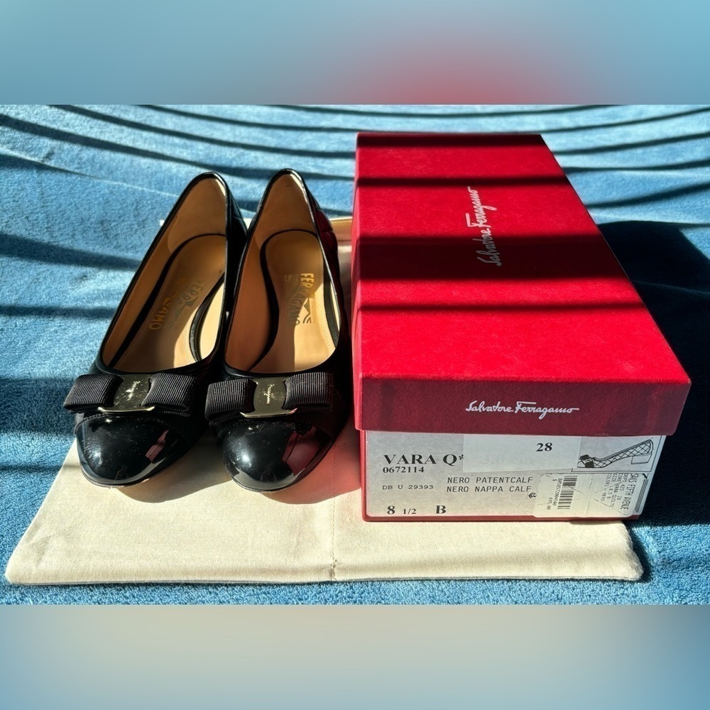 Ferragamo Vara Bow Pumps Black Patent Leather Heels Size 8.5 B - Picture 13 of 14